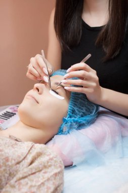 Kirpik uzatma salonda prosedürü