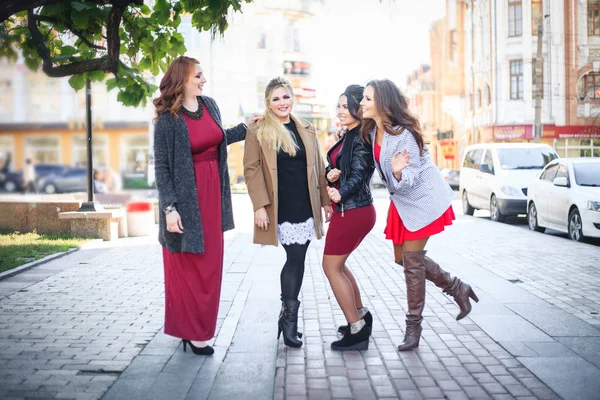 StrFour belles copines à la mode marcher par temps ensoleillé dans la ville — Photo