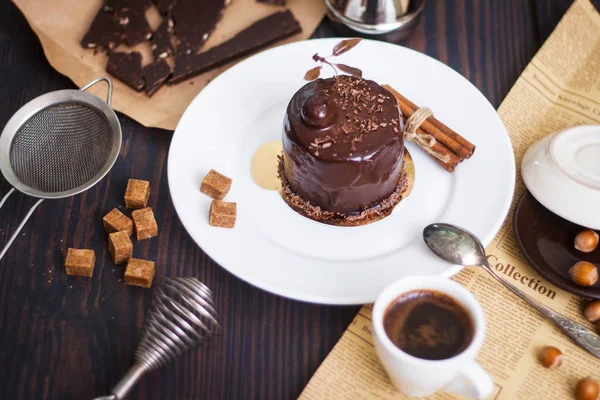 Gâteau au chocolat, dessert aux noix sur fond sombre, sur le petit déjeuner . — Photo