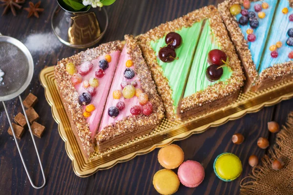 Gekleurde taarten op de tafel. Koffie en dessert voor het ontbijt. — Stockfoto
