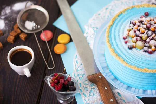 Festliche Torte mit blauer Sahne, die mit Beeren verziert ist. hausgemachtes Backen. Nahaufnahme. — Stockfoto