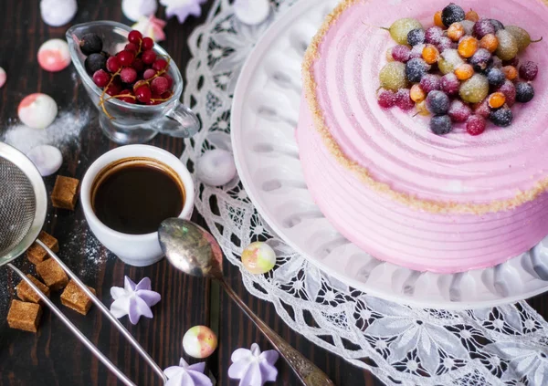 Świąteczny tort z różowym kremem ozdobionym jagodami. Domowe pieczenia. Zbliżenie. — Zdjęcie stockowe