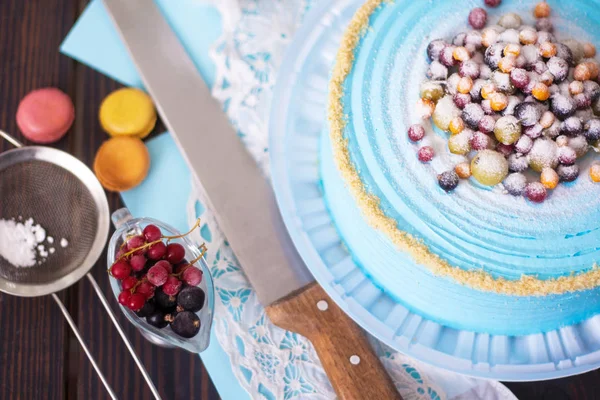 Святковий торт з блакитним кремом, прикрашений ягодами. Домашня випічка. Крупним планом . — стокове фото