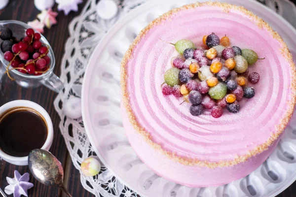 Festliche Torte mit rosa Sahne, die mit Beeren verziert ist. hausgemachtes Backen. Nahaufnahme. — Stockfoto