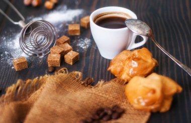 Ev ile sıcak siyah kahve Fincan rustik bir masada profiteroles yaptı