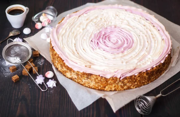 Rosa Kuchen mit Beeren und Baiser auf dem Küchentisch. — Stockfoto