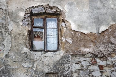 Binanın eski cephesinde eski kırık pencere.