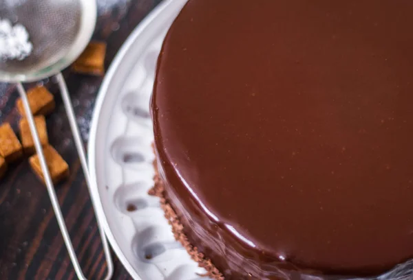 台所のテーブルの上にガラス張りのチョコレートケーキ. — ストック写真