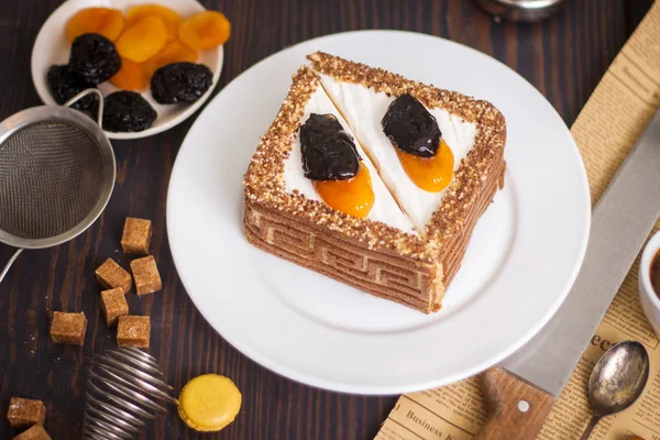 Pasteles con albaricoques secos y ciruelas pasas sobre la mesa . — Foto de Stock