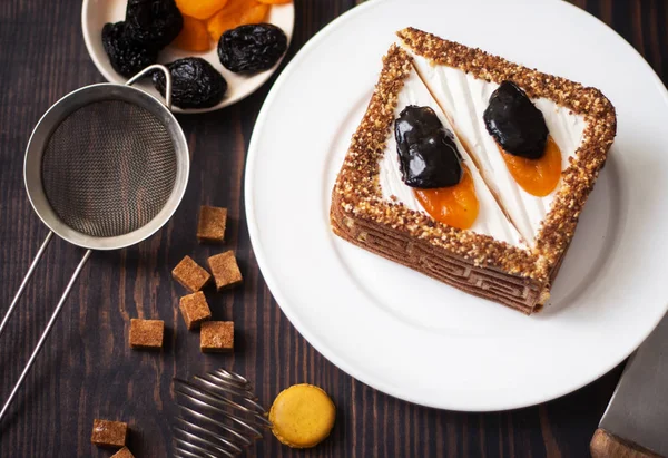 Торты с сушеными абрикосами и черносливом на столе . — стоковое фото