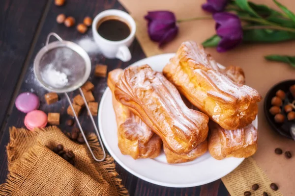 Zelfgemaakte eclairs. Bereiding van eclairs in de thuis keuken. — Stockfoto