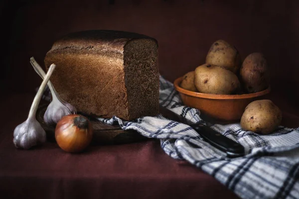 Nature morte avec pommes de terre au pain, oignons et ail . — Photo