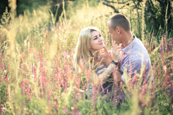 Young couple in the summer on the nature. The concept of relationships, love and relaxation. — Stock Photo, Image