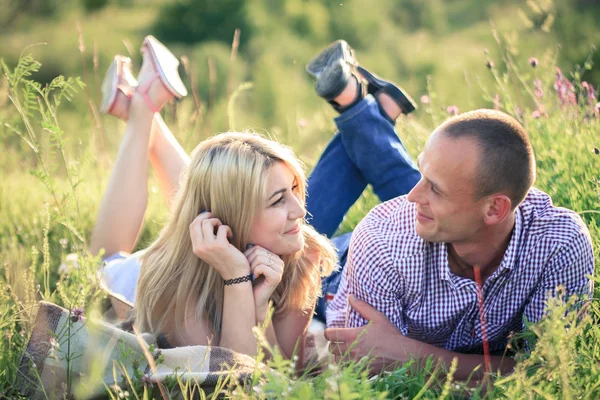 Jeune couple en été sur la nature. Le concept de relations, d'amour et de détente . — Photo