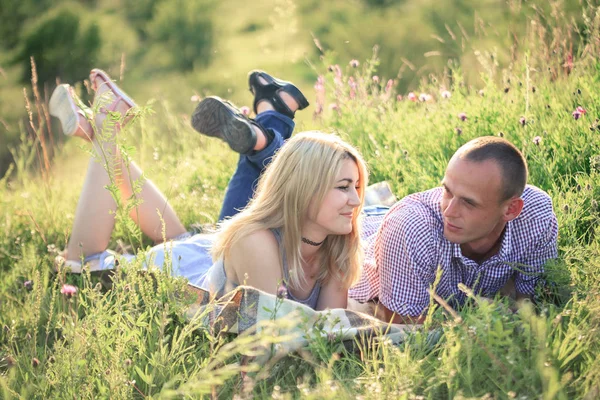 Jong stel in de zomer op de natuur. Het concept van relaties, liefde en ontspanning. — Stockfoto