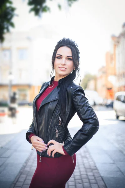 Young and beautiful woman in casual clothes in the street. — Stock Photo, Image