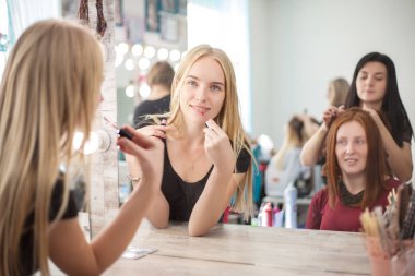 Güzel bir kadın. Aynada yansıması bakarak güzel bir genç kadının seçici odak.