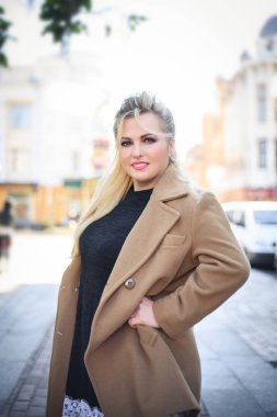 Sokakta rahat giysiler genç ve güzel bir kadın.