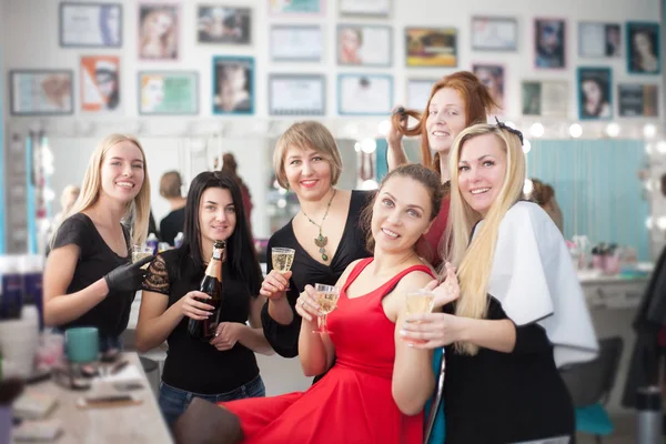 Unas jóvenes alegres bebiendo champán en un salón de belleza. Fiesta de gallinas o novias en un salón de belleza . —  Fotos de Stock