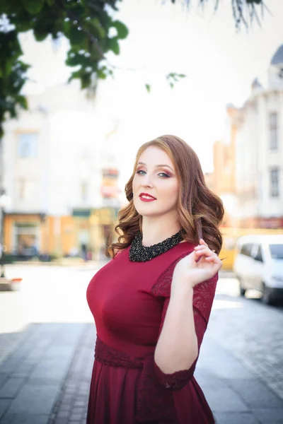 Mujer joven y hermosa en ropa casual en la calle . — Foto de Stock