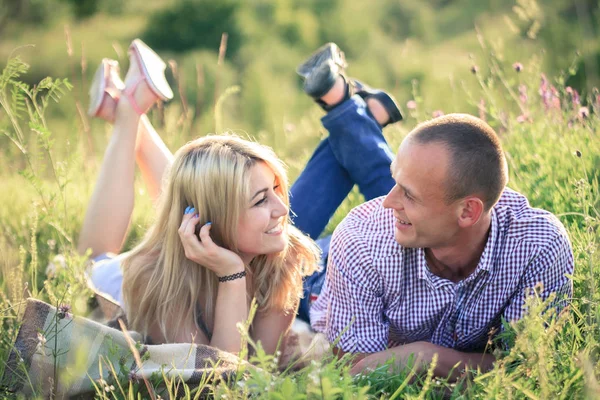 Young couple in the summer on the nature. The concept of relationships, love and relaxation. — Stock Photo, Image