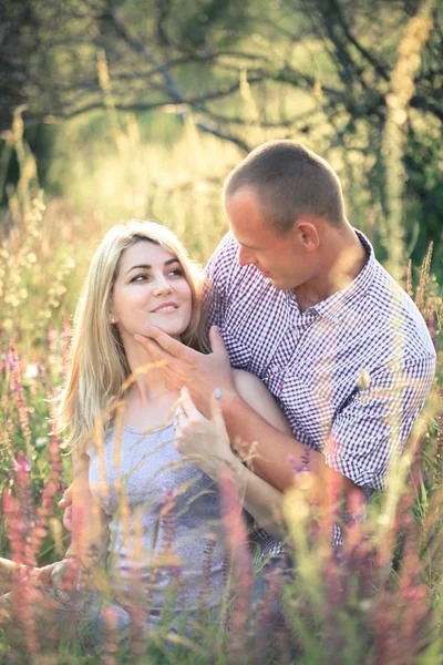 Jeune couple en été sur la nature. Le concept de relations, d'amour et de détente . — Photo