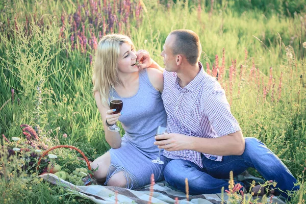 Romantic happy couple in meadows nature sunny day. — Stock Photo, Image