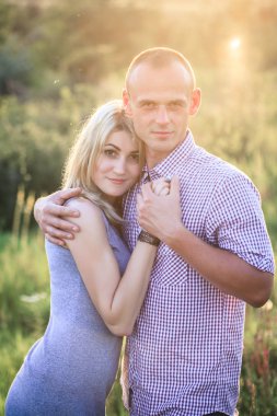 Genç çift yazın doğada. İlişkiler, sevgi ve rahatlama kavramı.