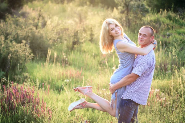 Jeune couple en été sur la nature. Le concept de relations, d'amour et de détente . — Photo