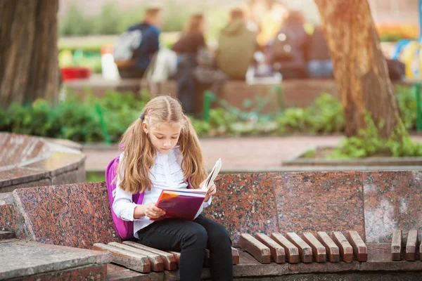 Schülerin mit Rucksack und Buch im Freien. Bildungs- und Lernkonzept. — Stockfoto