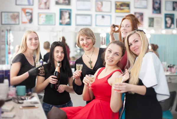 Unas jóvenes alegres bebiendo champán en un salón de belleza. Fiesta de gallinas o novias en un salón de belleza . —  Fotos de Stock