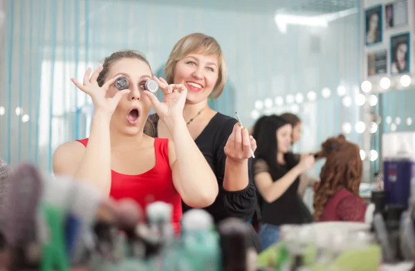 Jeune femme s'amuser et plaisanter dans un salon de beauté . — Photo