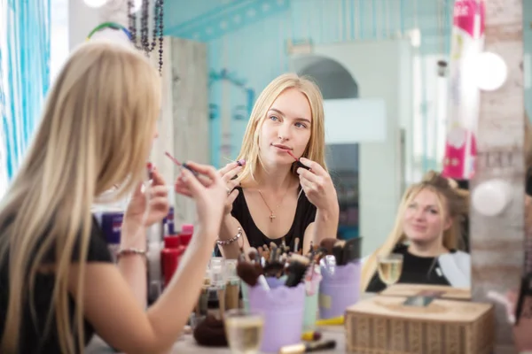 Jolie femme. Focus sélectif d'une belle jeune femme regardant son reflet dans le miroir . — Photo