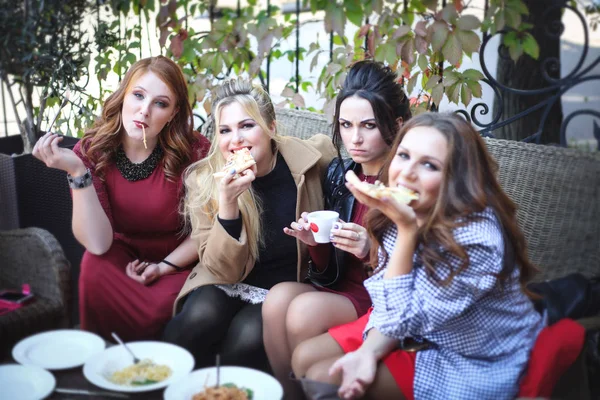 Четыре молодые женщины обедают в кафе . — стоковое фото