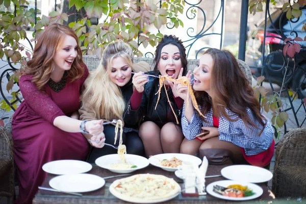 四个年轻女子在咖啡馆吃午饭. — 图库照片