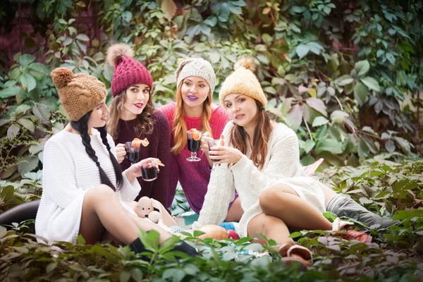 As mulheres jovens bebem vinho quente no parque de outono. Dia de outono ensolarado . — Fotografia de Stock