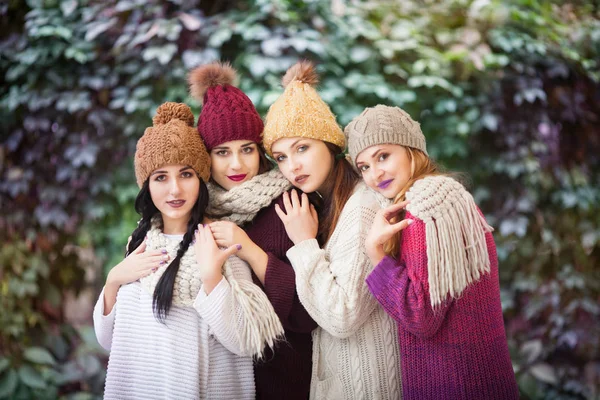 Mulheres melhores amigos sorrindo e caminhando para a natureza. Estilo de vida ao ar livre retrato de moda. Emoções positivas . — Fotografia de Stock