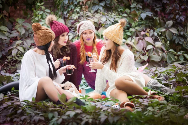 Les jeunes femmes boivent du vin chaud dans le parc d'automne. Journée ensoleillée d'automne . — Photo