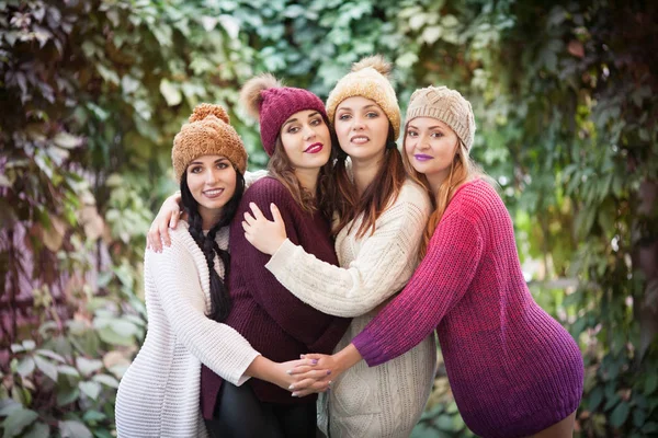 Die besten Freundinnen umarmen sich im Herbstpark. Outdoor Lifestyle Mode Porträt. — Stockfoto