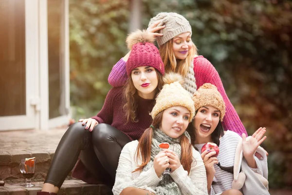 As mulheres são melhores amigas com frutas em um piquenique no campo . — Fotografia de Stock