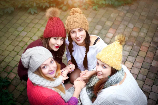 暖かいニットの服と帽子の女の子は、トップビューを抱きしめます。秋の日、友人のグループ. — ストック写真