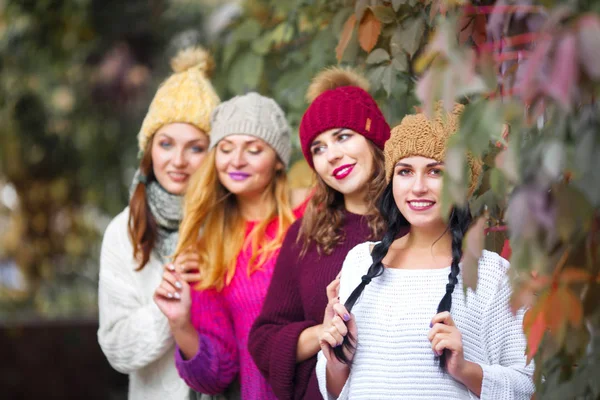 Mulheres melhores amigos sorrindo e caminhando para a natureza. Estilo de vida ao ar livre retrato de moda. Emoções positivas . — Fotografia de Stock