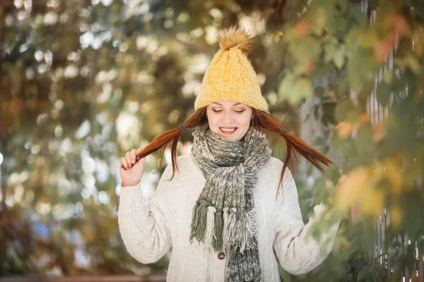 Retrato de estilo de vida feliz de uma bela jovem modelo com um sorriso em um cachecol quente outono . — Fotografia de Stock