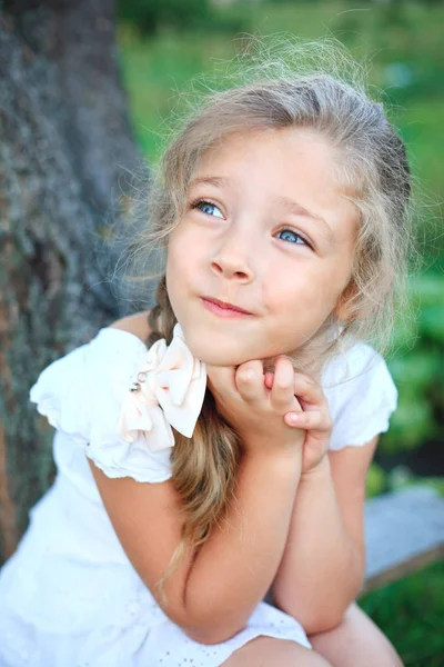 Yaz günü doğada üzerinde sevimli küçük kız — Stok fotoğraf