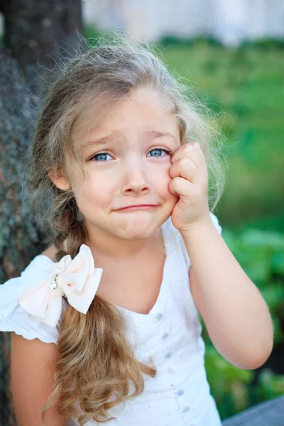 Primo piano ritratto di una ragazza che piange . — Foto Stock