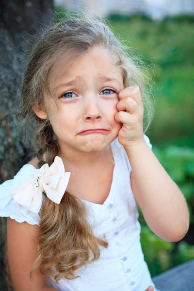 Retrato de close-up de uma menina chorando . — Fotografia de Stock