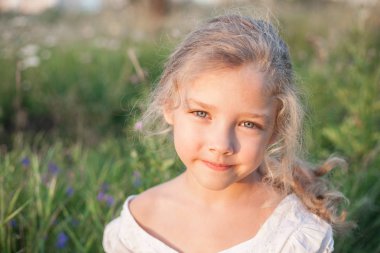 Yaz aylarında güzel bir küçük kız açık havada Closeup portre.