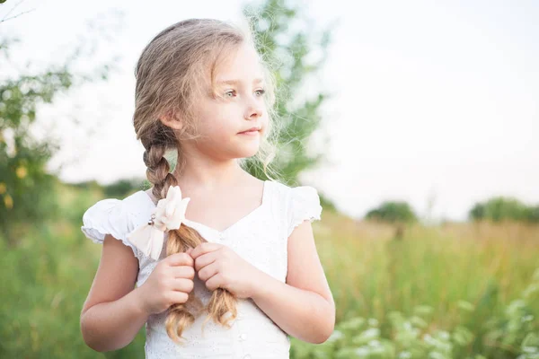 Gros plan portrait d'une belle petite fille en plein air en été . — Photo