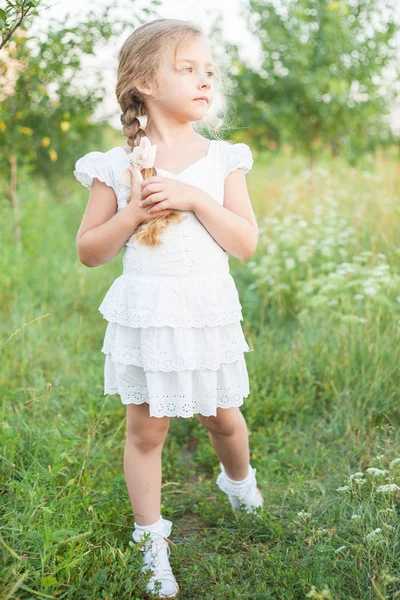Gros plan portrait d'une belle petite fille en plein air en été . — Photo