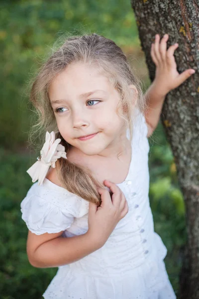 Zbliżenie portret pięknej dziewczynki na świeżym powietrzu w lecie. — Zdjęcie stockowe